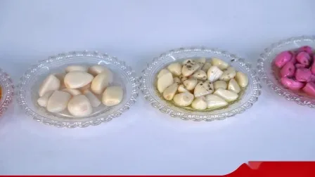 Ail mariné dans de l'huile de piment dans un bocal en verre Emballage pour la vente au détail